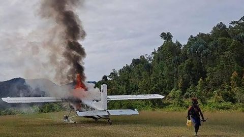 Los separatistas en Papúa Occidental dicen que quemaron el avión después de tomar como rehén a Mehrtens.