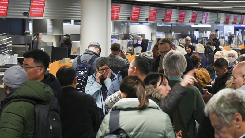 NextImg:Lufthansa IT failure grounds flights worldwide | CNN Business