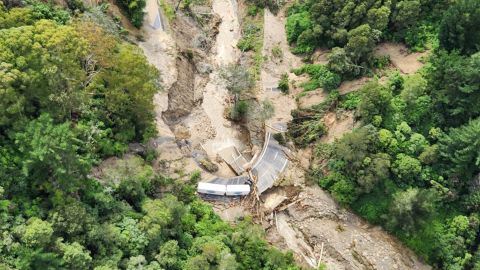 طريق تضرر في منطقة نابير ، نيوزيلندا ، فبراير 2023. 