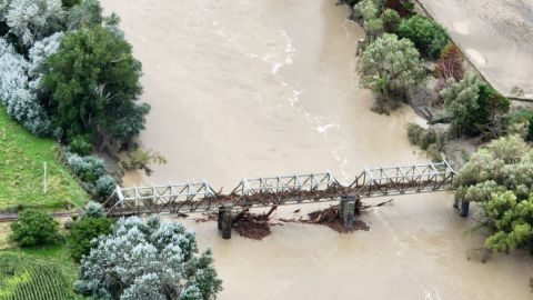 Jembatan yang rusak di wilayah Napier, Selandia Baru, pada 15 Februari 2023.