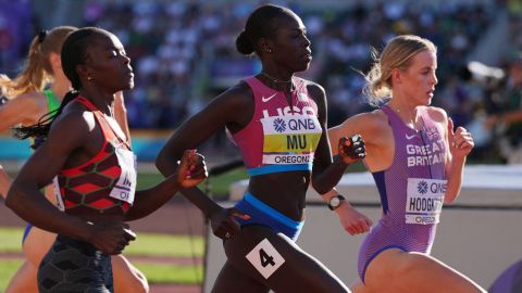 Mu and Hodgkinson lead the women's 800m final at the world championships. 