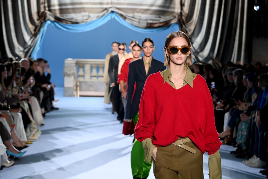 Tory Burch focused on updated classics in her show closed by Irina Shayk and Emily Ratajkowski.