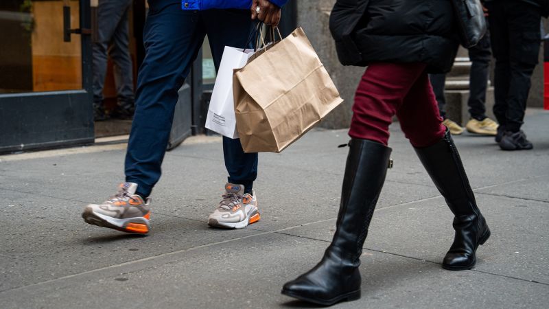 NextImg:Don't underestimate the American shopper | CNN Business