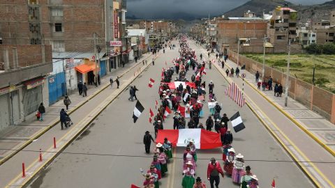 Manifestantes protestan contra el gobierno de la presidenta Dina Boluarte en Puno, Perú, el 19 de enero de 2023, exigiendo su renuncia. 