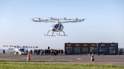 Im November 2022 flog Volocopter erfolgreich eine bemannte Mission seines vollelektrischen eVOTL-Lufttaxi unter regulären Luftverkehrsbedingungen in Paris (Bild). 