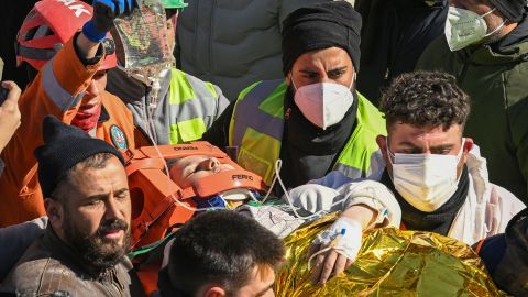 Alina Olmes es rescatada con vida de los escombros de un apartamento derrumbado en Kahramanmaras, en el sur de Turquía, el 16 de febrero de 2023.