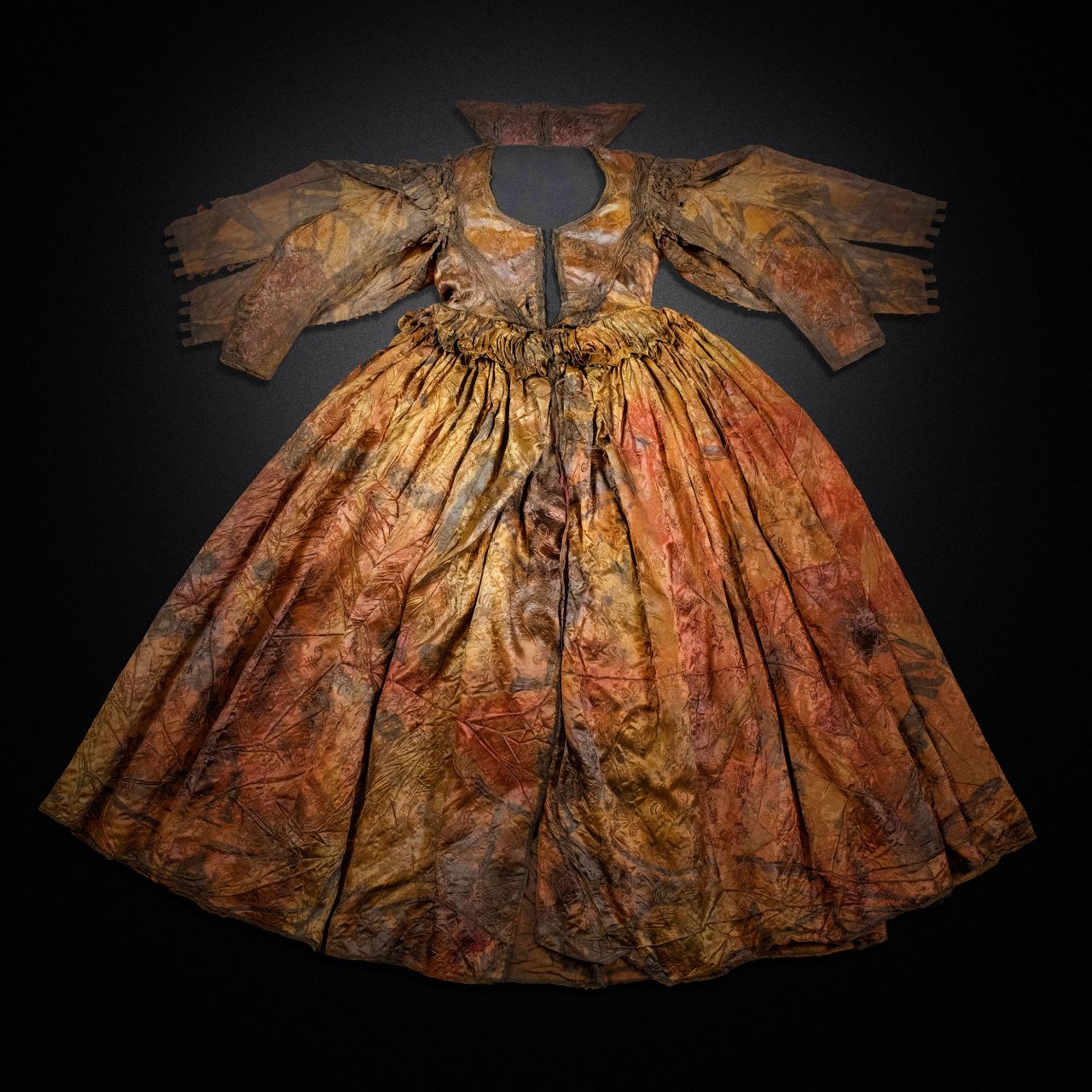 The Palmwood Wreck, a Dutch merchant ship that wrecked off the coast of Texel in 1660, was full of luxury goods. Divers retrieved them, and after years of study, the finds are on display at the Netherlands' Museum Kaap Skil. One of the most striking discoveries was a virtually intact silk satin dress with a woven floral motif.