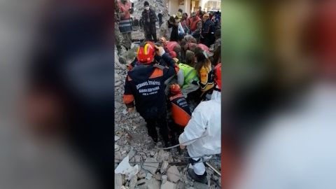 عثر رجال الإنقاذ على صبي يبلغ من العمر 13 عامًا يُدعى مصطفى بعد 228 ساعة من وقوع الزلزال المدمر.