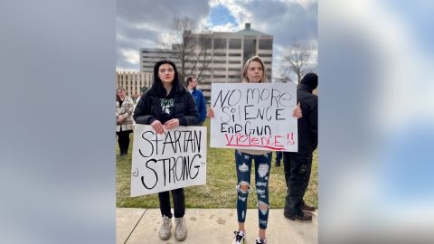 Manifestantes protestam pela reforma das armas no Capitólio de Michigan, em Lansing, na quinta-feira, três dias após o tiroteio.