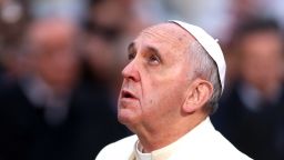 Папа Франциск се моли пред статуята на Непорочното зачатие на Испанските стъпала на 8 декември 2013 г. в Рим, Италия. class=