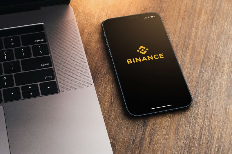 01 Binance crypto app STOCK