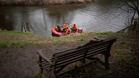 Un perro de búsqueda de la policía de Lancashire y un equipo del Servicio de Bomberos y Rescate de Lancashire buscan en el río Wyre cerca del banco donde se encontró el teléfono móvil de Bulley en el pueblo de St Michael's el 1 de febrero de 2023.