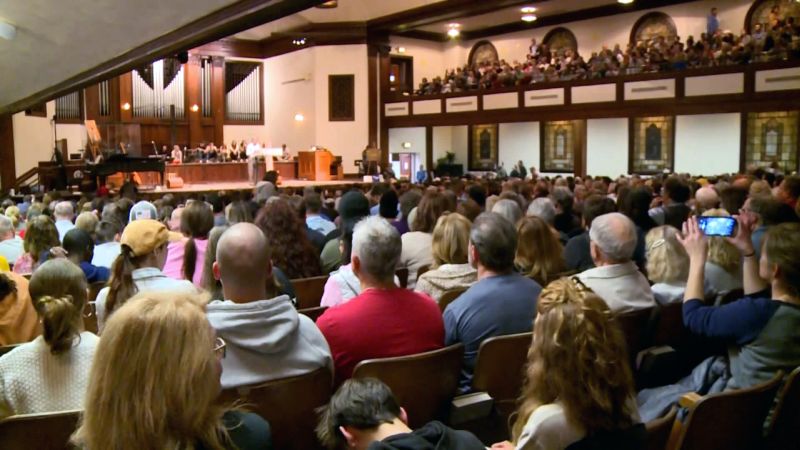 NextImg:A nonstop worship gathering at a Kentucky school echoes an old Christian tradition | CNN