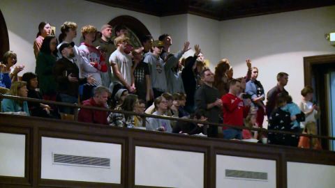 Milhares se reuniram na Universidade de Asbury para participar do que as pessoas estão chamando de avivamento.