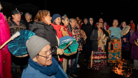 Los miembros indígenas de varias tribus, incluida la Primera Nación de Williams Lake, reciben y celebran con la Nación Nuxalk el regreso de su tótem.