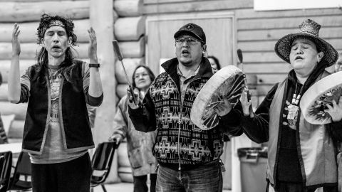 Los miembros de la tribu Williams Lake First Nation celebran con Nuxalkmc cantando, bailando y tocando tambores.