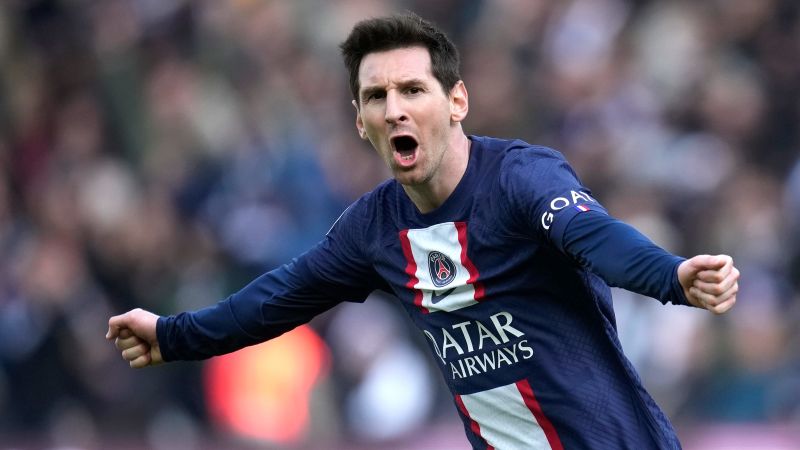 NextImg:Neymar suffers injury before Lionel Messi scores brilliant stoppage-time winner for PSG | CNN