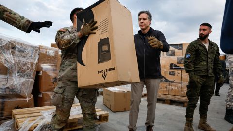 Blinken membantu personel militer AS memuat bantuan ke kendaraan di Pangkalan Udara Incirlik di Turki pada 19 Februari 2023. 