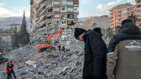 Tim penyelamat mencari melalui puing-puing bangunan yang runtuh di Kahramanmaras setelah gempa mematikan.
