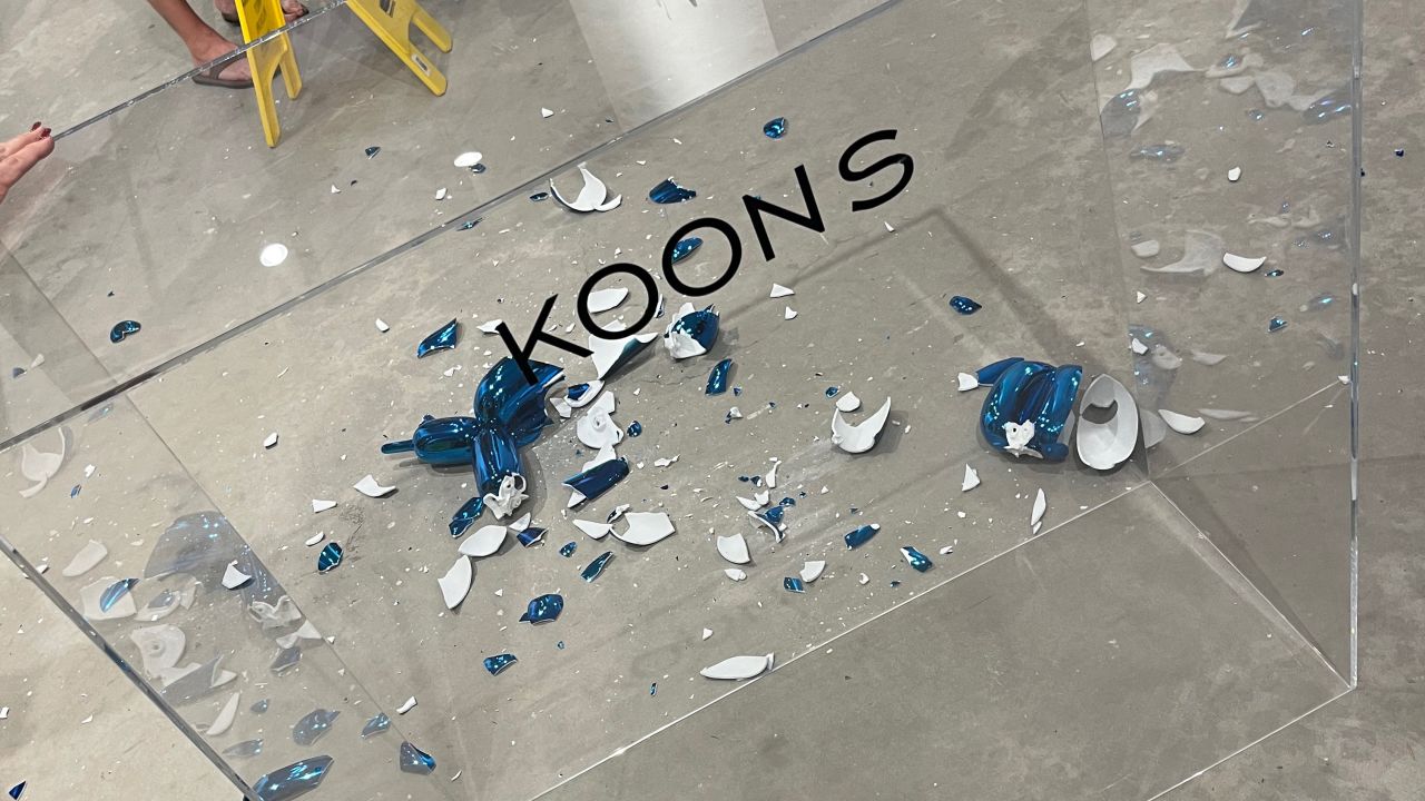 02 jeff koons balloon dog broken