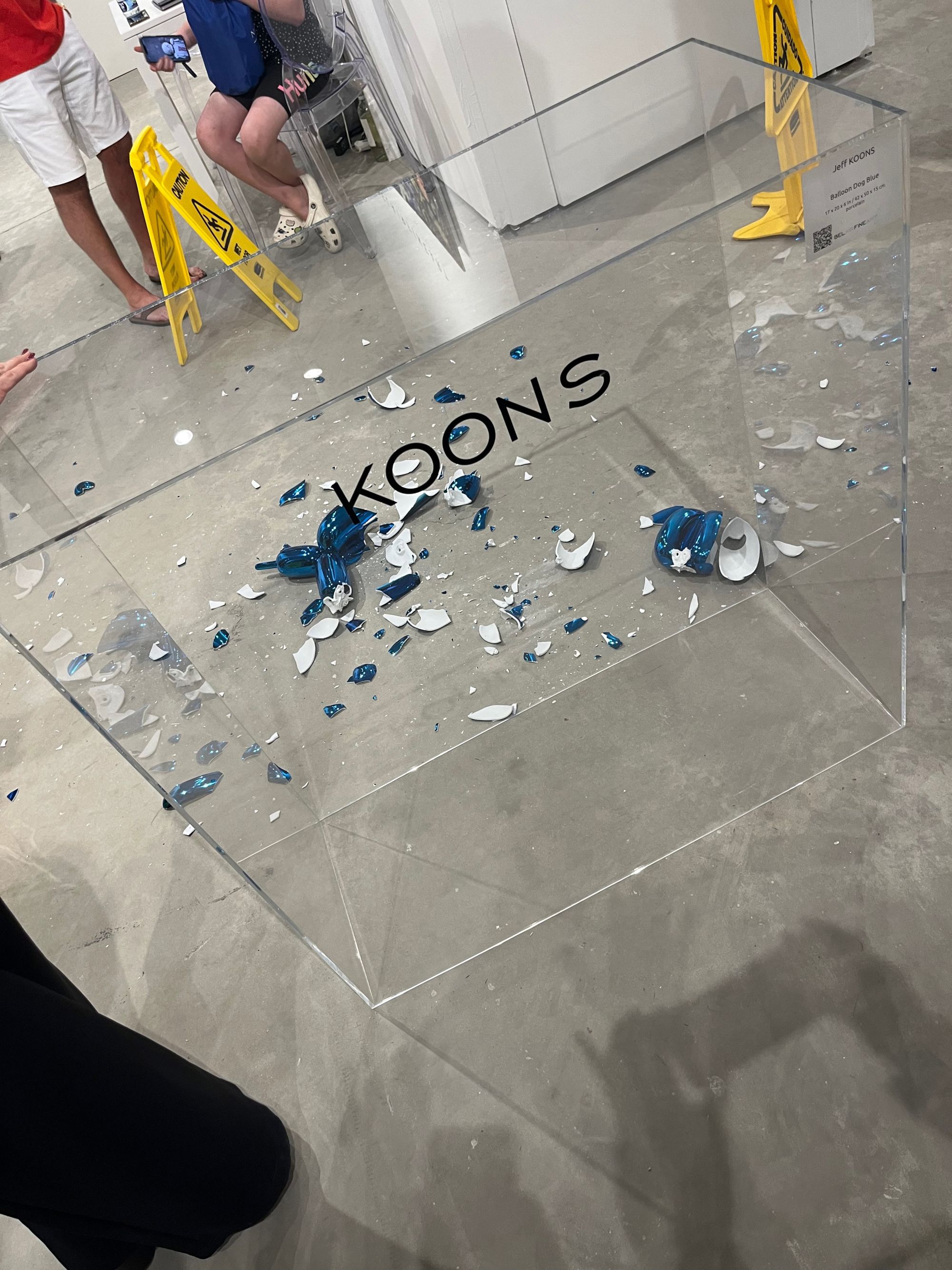 Heartbreaking': Visitor accidentally shatters Jeff Koons 'balloon dog'  sculpture at Art Wynwood