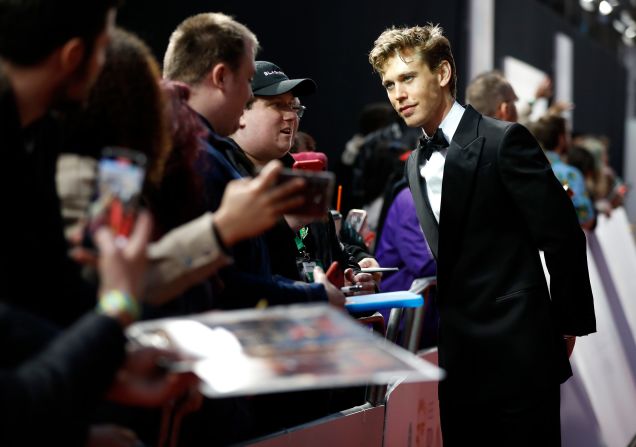Austin Butler greets fans on the red carpet. 