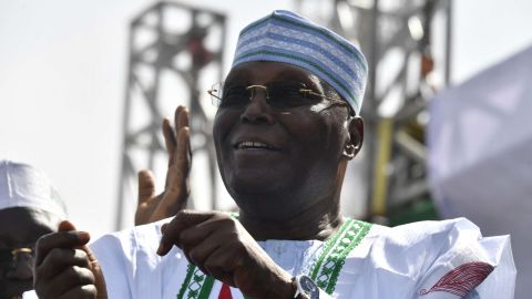 Ο υποψήφιος του αντιπολιτευόμενου Λαϊκού Δημοκρατικού Κόμματος (PDP) Atiku Abubakar κατά τη διάρκεια προεκλογικής συγκέντρωσης στο Kano, βορειοδυτική Νιγηρία. 