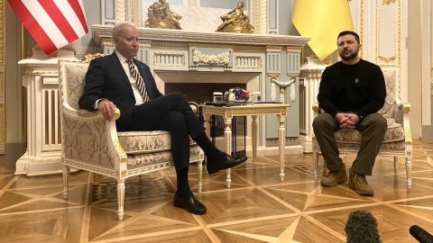   الرئيس الأمريكي جو بايدن مع الرئيس الأوكراني فولوديمير زيلينسكي في القصر الرئاسي الأوكراني.  الائتمان: تجمع
