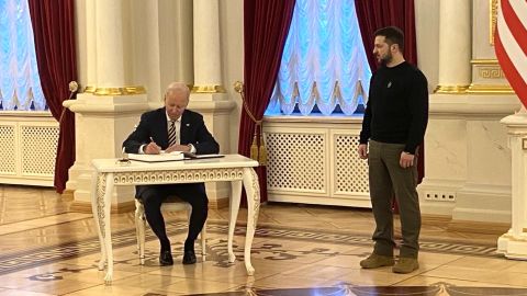 Ο πρόεδρος των ΗΠΑ Τζο Μπάιντεν υπογράφει το βιβλίο επισκεπτών στο Ουκρανικό Προεδρικό Μέγαρο, καθώς ο Ουκρανός Πρόεδρος Βολοντίμιρ Ζελένσκι κοιτάζει.