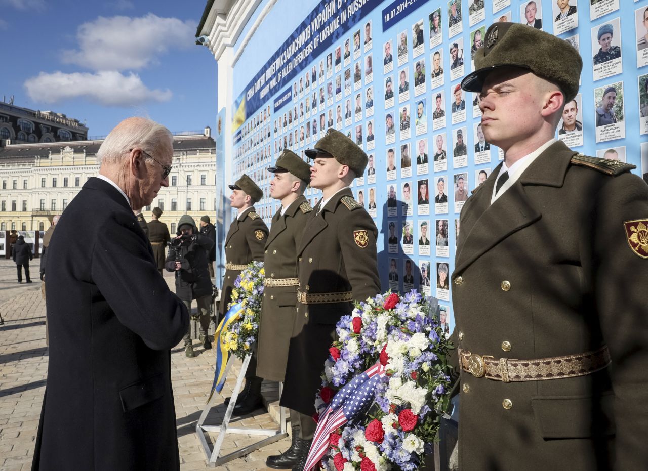 Ο Μπάιντεν επισκέπτεται το Τείχος Μνήμης, στο μνημείο των Ουκρανών στρατιωτών που σκοτώθηκαν κατά τη διάρκεια του πολέμου της Ρωσίας στην Ουκρανία.
