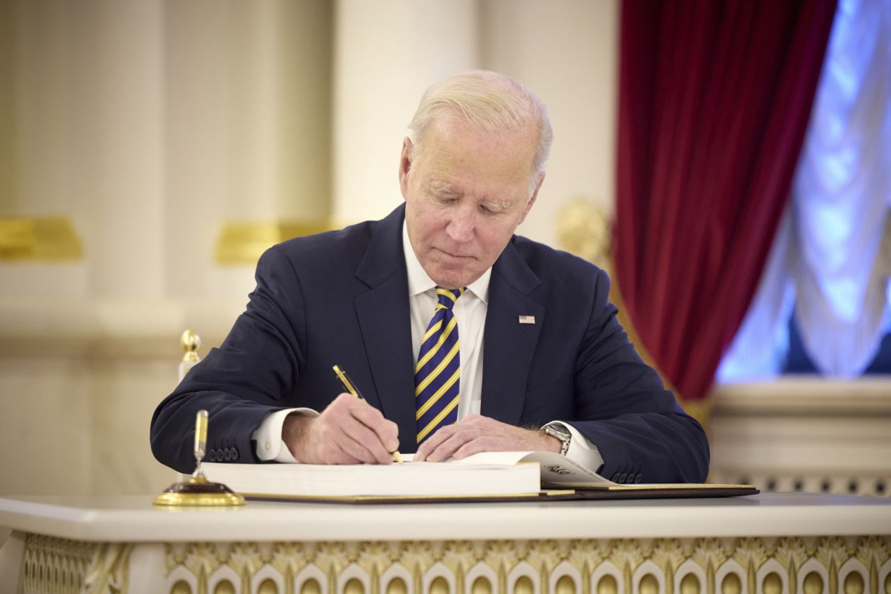 President Biden signs the guest book at the Ukrainian presidential palace.
