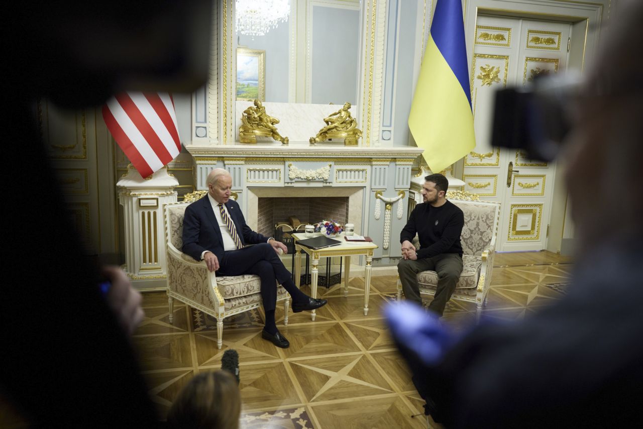 Ο Μπάιντεν συναντά τον Ζελένσκι στο προεδρικό μέγαρο της Ουκρανίας.