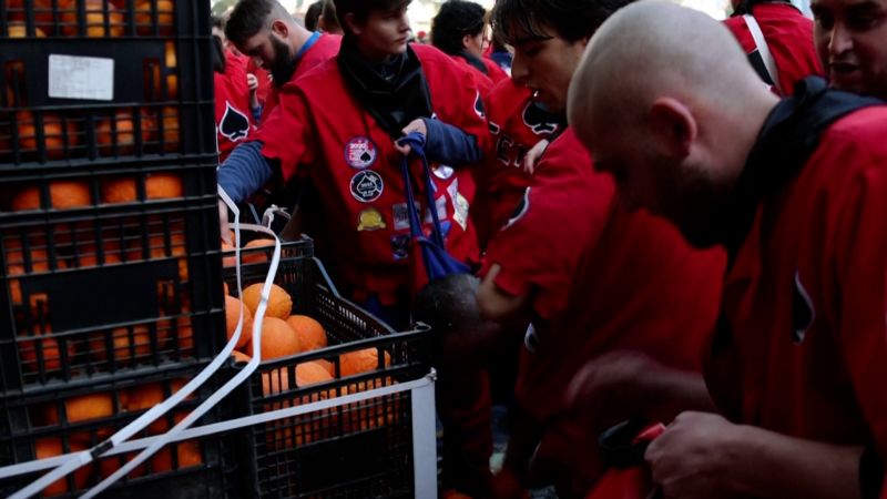 NextImg:Watch thousands of oranges go flying through air in massive food fight | CNN