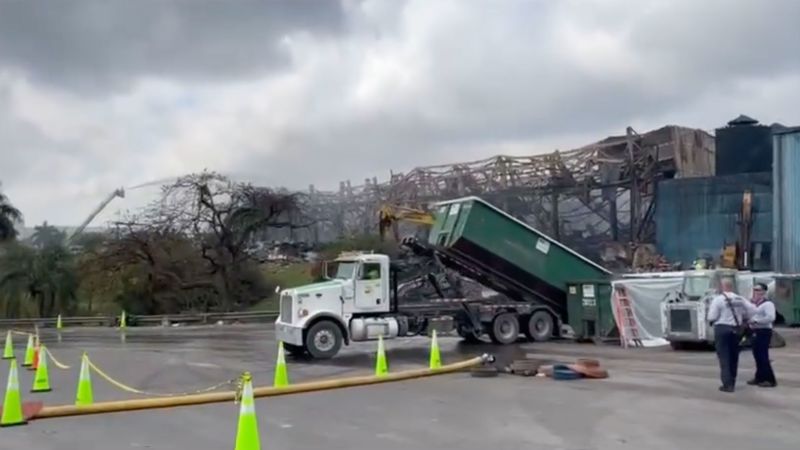 NextImg:Schools and parks reopen as smoke conditions improve near Florida waste facility fire that has been burning for more than a week | CNN