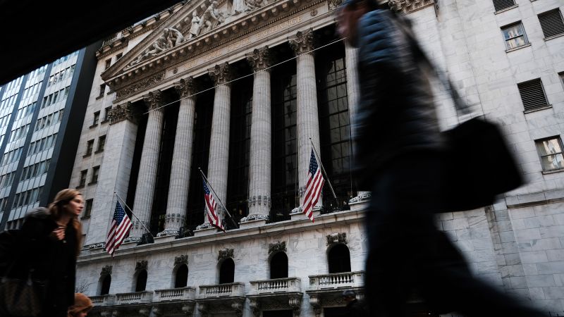 Dow drops by nearly 700 points as retail earnings disappoint | CNN Business