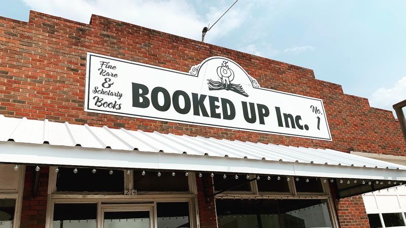 NextImg:Chip Gaines purchases author Larry McMurtry's historic Texas bookstore | CNN
