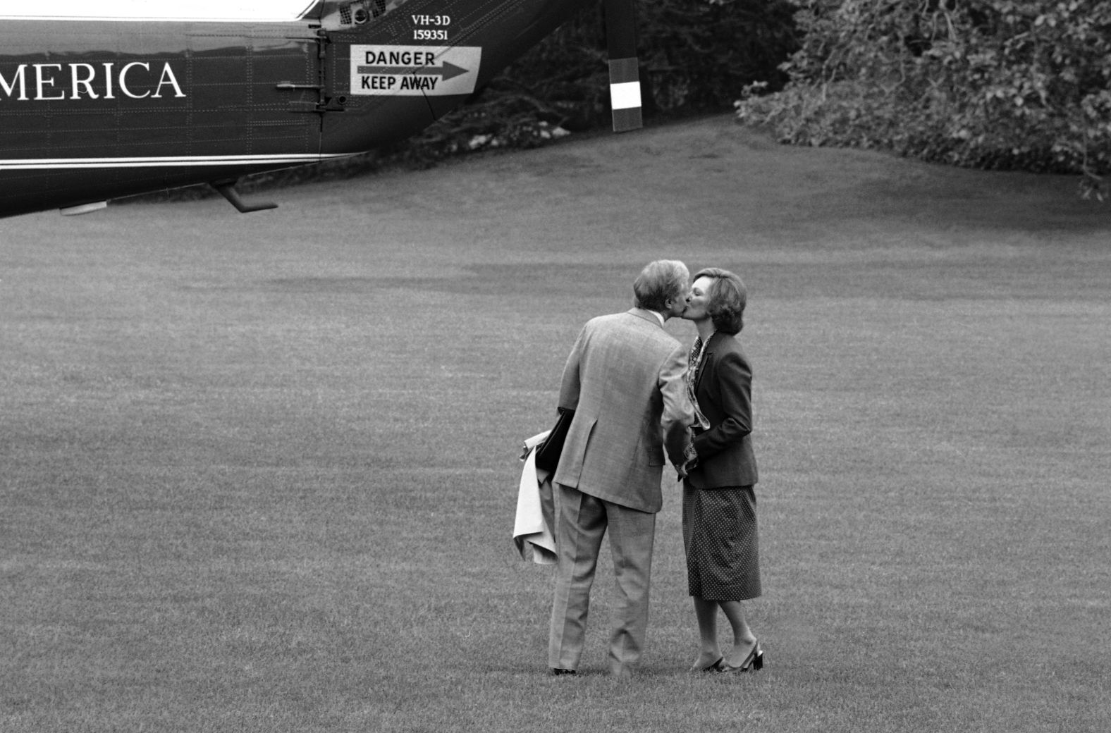 Carter pauses to kiss his wife, Rosalynn, before boarding a helicopter at the White House in May 1979.