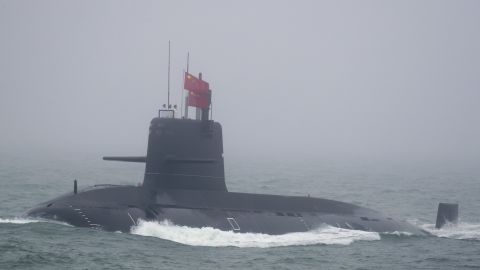 El submarino Great Wall 236 de la Armada del Ejército Popular de Liberación de China participa en un desfile naval el 23 de abril de 2019.