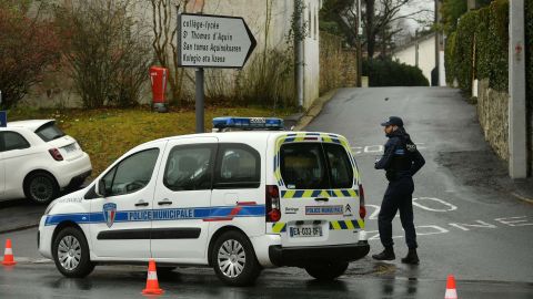 В среду муниципальная полиция охраняет периметр вокруг школы на юго-западе Франции.