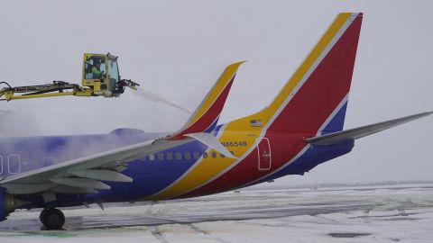 طائرة تابعة لشركة ساوث ويست إيرلاينز قبل إقلاعها من مطار سولت ليك سيتي الدولي المغطى بالثلوج يوم الأربعاء.