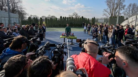 وقال نجم التنس الصربي للصحفيين في بلغراد إنه سيفعل 