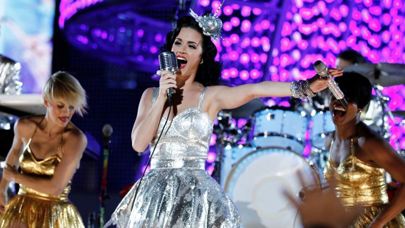 NextImg:Katy Perry performs impromptu duet during 'American Idol' contestant Caroline Kole's audition | CNN