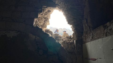 Bu Nablus binası baskında hasar gördü.