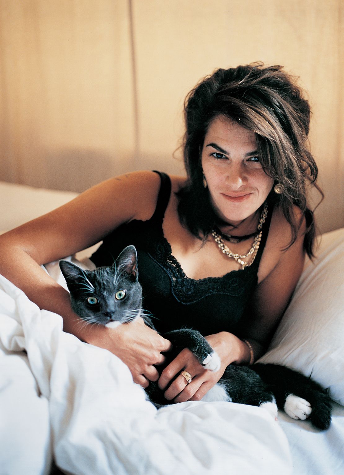 Earlier on the same day, McCartney photographed Emin in her own bed with her beloved cat Docket.