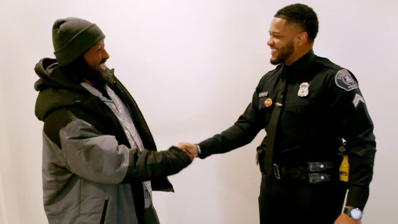 Homeless man turns down bus ticket, builds unlikely friendship with police | CNN