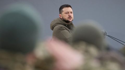 El presidente Volodymyr Zelensky, fotografiado el 24 de febrero de 2023, condenó las imágenes que aparentemente mostraban la ejecución de un soldado ucraniano por parte de las tropas rusas.