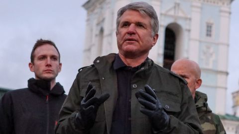Der US-Kongressabgeordnete Michael McCaul (R-TX), Vorsitzender des Ausschusses für auswärtige Angelegenheiten des Repräsentantenhauses, nimmt am 21. Februar 2023 an einer Pressekonferenz vor der Sankt-Michael-Kathedrale inmitten des russischen Angriffs auf die Ukraine in Kiew, Ukraine, teil. 