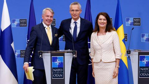 El secretario general de la OTAN, Jens Stoltenberg, se reúne con los ministros de Asuntos Exteriores de Suecia y Finlandia en julio de 2022.  Un diplomático de la OTAN le dijo a CNN que era probable que Finlandia se separara de Suecia y buscara la membresía sola.