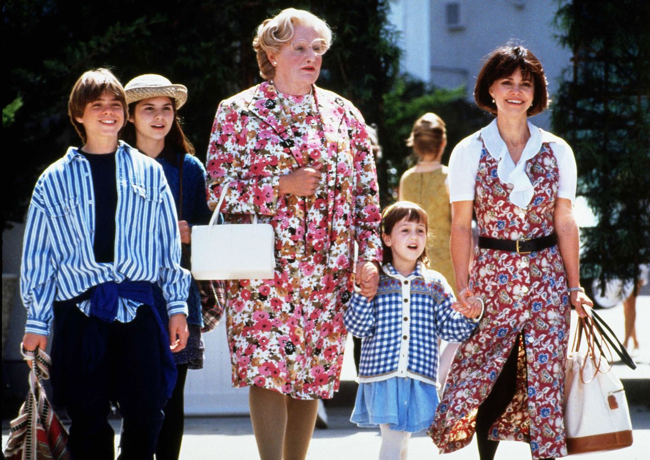 Field stars in "Mrs. Doubtfire" with Matthew Lawrence, Lisa Jakub, Robin Williams and Mara Wilson in 1993.