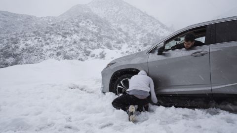 Egy autó hóba ragadt az Angels Crest Highway-en a San Gabriel-hegységben egy vihar során 2023. február 24-én, pénteken a kaliforniai La Canada városában. 